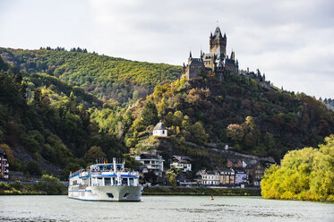 Deutschland, Rheinland-Pfalz, Mosel, Cochem Reichsburg, Kreuzfahrtschiff - RUNF00125