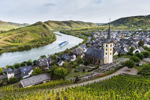 Deutschland, Rheinland-Pfalz, Kreuzfahrtschiff auf der Mosel bei Bremm - RUNF00127