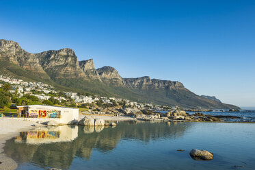 Südafrika, Camps Bay mit dem Tafelberg im Hintergrund, Vorort von Kapstadt - RUNF00139