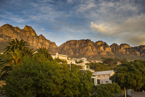 Südafrika, Camps Bay, Tafelberg im Hintergrund, Vorort von Kapstadt - RUNF00140