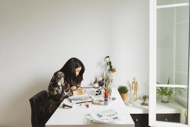 Illustratorin am Arbeitstisch in einem Atelier mit digitalem Tablet zum Malen - AFVF01916