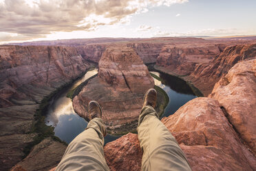 USA, Arizona, Colorado River, Horseshoe Bend, junger Mann auf Aussichtspunkt - KKAF02838