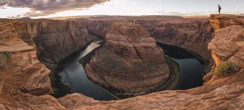 USA, Arizona, Colorado River, Horseshoe Bend, junger Mann steht auf Aussichtspunkt, lizenzfreies Stockfoto