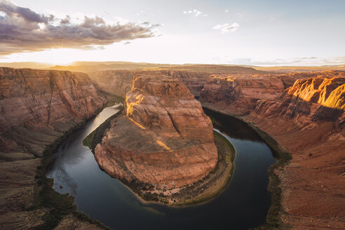 USA, Arizona, Bendhorse-Schuh bei Sonnenaufgang - KKAF02846