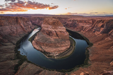 USA, Arizona, Bendhorse-Schuh bei Sonnenaufgang - KKAF02862