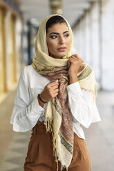 Spanien, Granada, junge muslimische Frau trägt Hijab in städtischen Stadt Hintergrund - JSMF00543