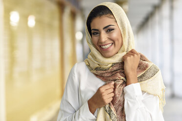 Spanien, Granada, junge muslimische Touristin trägt Hijab bei der Stadtbesichtigung - JSMF00544