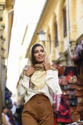 Spanien, Granada, junge muslimische Touristin trägt Hijab bei der Stadtbesichtigung, lizenzfreies Stockfoto