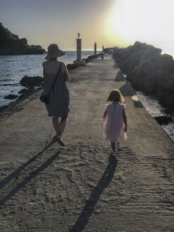Griechenland, Parga, Mutter und Tochter an der Seebrücke bei Sonnenuntergang - PSIF00143