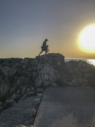 Griechenland, Parga, Mutter und Tochter an der Küste bei Sonnenuntergang - PSIF00144