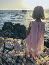 Griechenland, Parga, Mädchen an der Küste bei Sonnenuntergang - PSIF00145