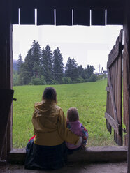 Austria, Tiyol, Jochberg, mother and daughter in rain - PSIF00146