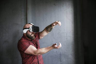 Bearded man wearing VR glasses - REAF00466