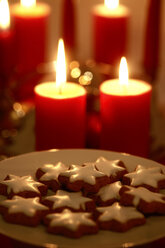 Teller mit Zimtsternen bei Kerzenschein - JTF01129