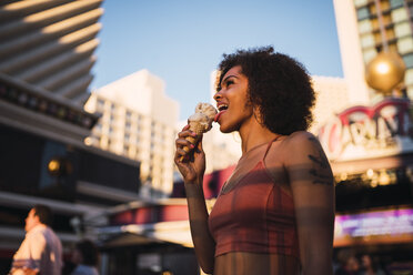 USA, Nevada, Las Vegas, glückliche junge Frau beim Eisessen in der Stadt - KKAF02902