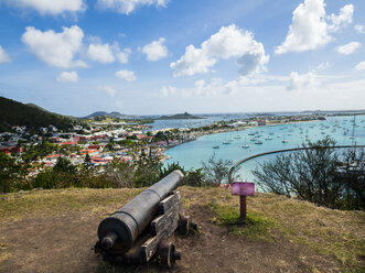 Karibik, Sint Maarten, Blick auf Marigot Bay und Sandboden - AMF06150