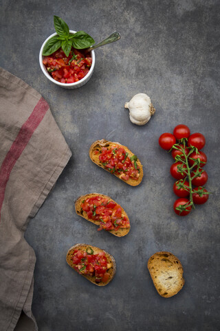 Bruschetta mit Tomate, Basilikum, Knoblauch und Weißbrot, lizenzfreies Stockfoto