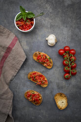 Bruschetta mit Tomate, Basilikum, Knoblauch und Weißbrot - LVF07530