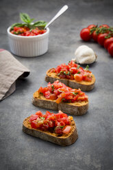 Bruschetta mit Tomate, Basilikum, Knoblauch und Weißbrot - LVF07531