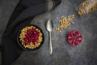 Bowl of granola with pomegranate seed - LVF07537