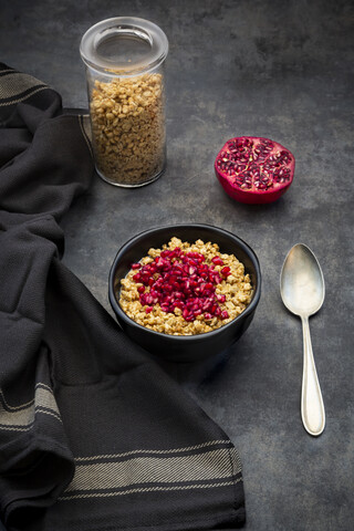 Schale Granola mit Granatapfelkernen, lizenzfreies Stockfoto