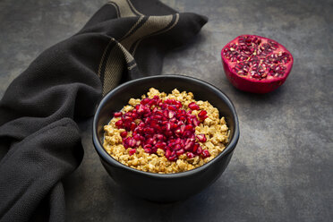 Bowl of granola with pomegranate seed - LVF07540