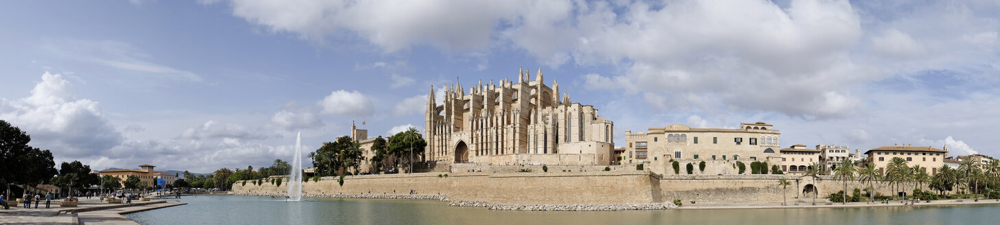 Spain, Mallorca, Palma de Mallorca, Cathedral of Santa Maria of Palma, Diocesan Museum and fountain - HLF01140