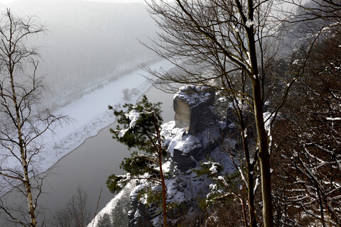 Deutschland, Sachsen, Elbsandsteingebirge, Basteigebiet im Winter, lizenzfreies Stockfoto