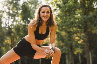 Fit junge Frau übt Yoga in einem Park - KKAF02935