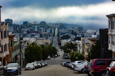 USA, Kalifornien, San Francisco, Stadtansicht im Nebel - FCF01598