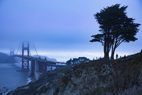 USA, Kalifornien, San Francisco, Golden Gate Bridge in den Abendstunden - FCF01600