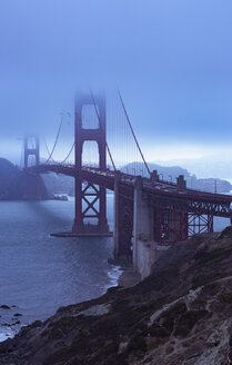 USA, Kalifornien, San Francisco, Golden Gate Bridge in den Abendstunden - FCF01601