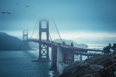 USA, Kalifornien, San Francisco, Golden Gate Bridge in den Abendstunden - FCF01602