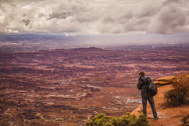 USA, Utah, Canyonlands National Park, The Needles, Mann auf Aussichtspunkt beim Fotografieren - FCF01623