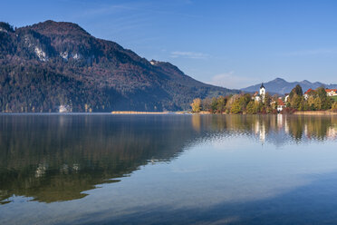 Deutschland, Bayern, Ostallgäu, Füssen, Weissensee, See im Herbst - STSF01792