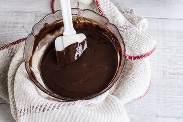 Eine Schüssel mit Schokoladen-Brownie-Zutaten wird mit einem Spatel umgerührt. - MINF09143