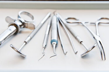 Nahaufnahme von medizinischen Instrumenten auf einem Tablett in einer Zahnarztpraxis. - MINF09189