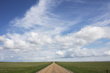 Offene Straße durch weite Prärie und Farmland, Saskatchewan, Kanada. - MINF09285