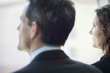 Kaukasische Geschäftsfrau, die aus dem Fenster der Lobby eines Konferenzzentrums schaut. - MINF09365