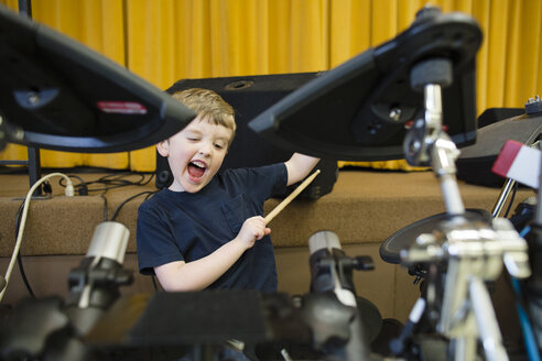 Verspielter Junge spielt Schlagzeug in der Grace Baptist Church - CAVF53174