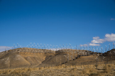 Windmühlen auf Bergen in der Wüste gegen blauen Himmel - CAVF53195