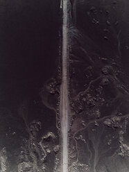 Luftaufnahme einer leeren Straße inmitten der Landschaft bei Sonnenuntergang - CAVF53204