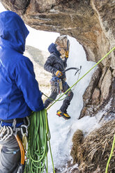 Freunde beim Eisklettern in den White Mountains im Winter - CAVF53262