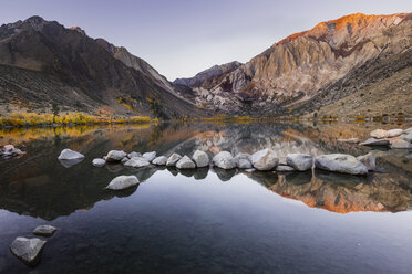 Landschaftlicher Blick auf den ruhigen Convict Lake mit Bergen und klarem Himmel - CAVF53269