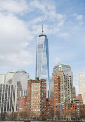 Niedriger Blickwinkel auf das One World Trade Center durch Gebäude gegen den Himmel in der Stadt - CAVF53274