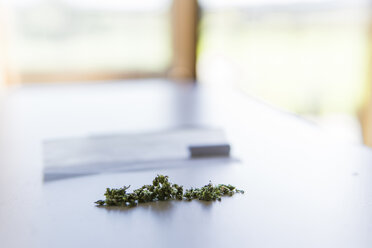 Nahaufnahme von Marihuana Joints und Zigarette mit Papier auf weißem Tisch - CAVF53321