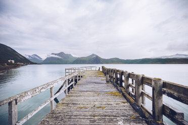 Norwegen, Senja, baufällige Anlegestelle an der Küste - RSGF00082