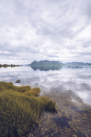 Norwegen, Senja, Küstenlandschaft, lizenzfreies Stockfoto