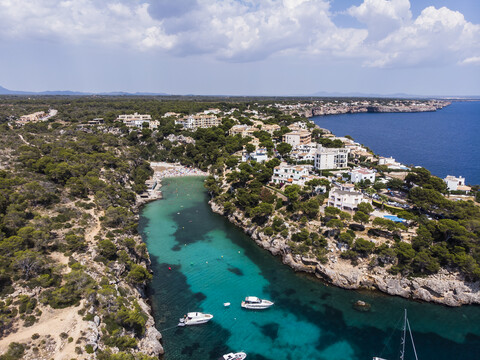 Spanien, Balearische Inseln, Mallorca, Llucmajor, Luftaufnahme der Bucht von Cala Pi, lizenzfreies Stockfoto