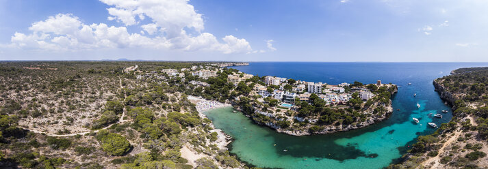 Spanien, Balearische Inseln, Mallorca, Llucmajor, Luftaufnahme der Bucht von Cala Pi und Torre de Cala Pi - AMF06160